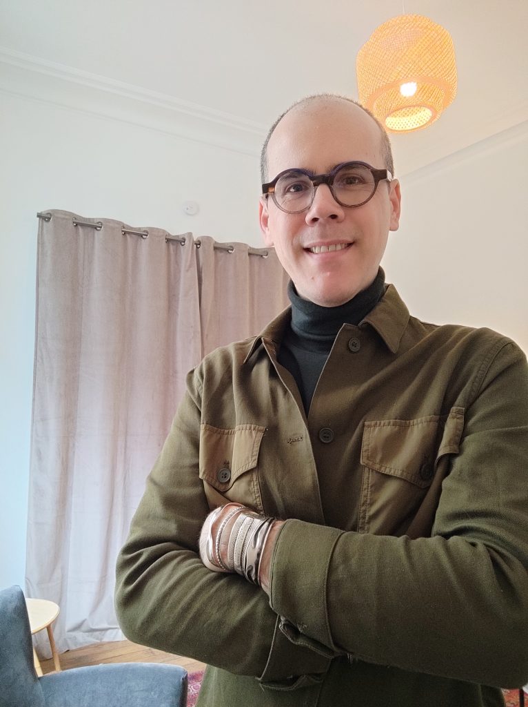 Photo qui représente Yoann avec ses lunettes et son grand sourire